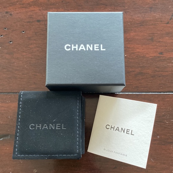 ❌SOLD to TRR❌Authentic CHANEL 2019 Cruise Collection White & Black Earrings - Picture 4 of 7